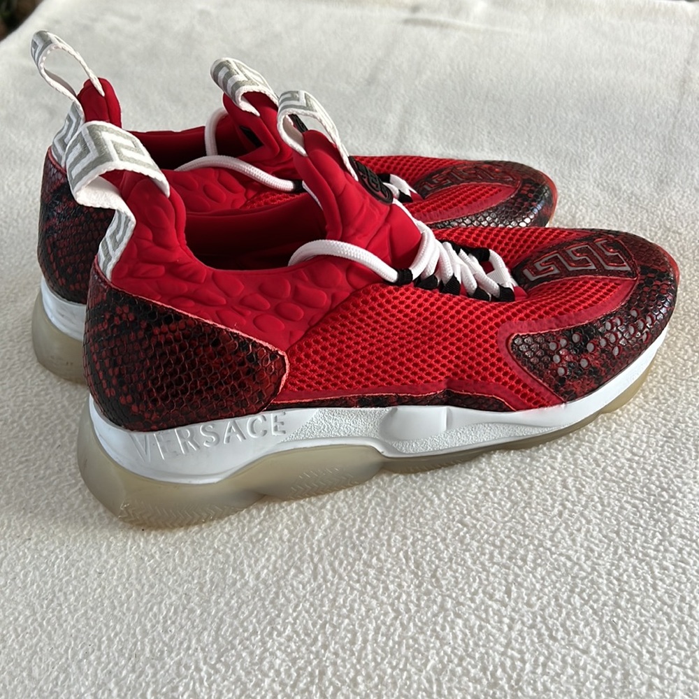 Versace chain reaction